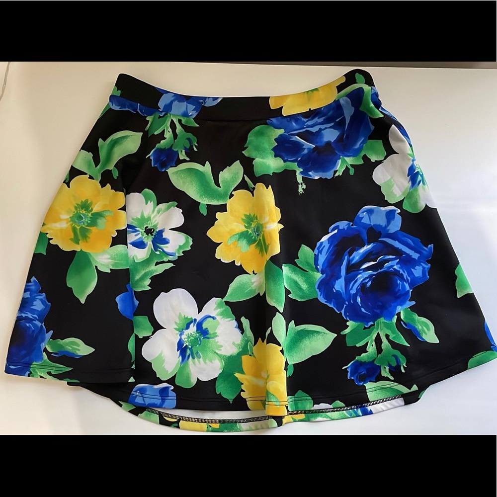 Cute Forever21 Floral Skirt Size Medium